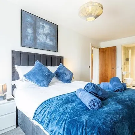 Centre 2-bed Balcony Apartment *