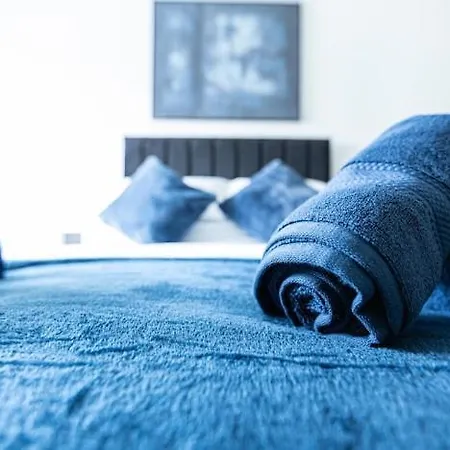 Apartment Centre 2-bed Balcony